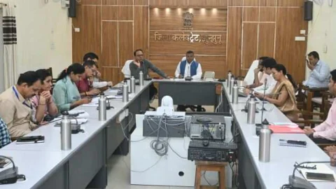 गर्मियों में निर्बाध पेयजल आपूर्ति सुनिश्चित करें – जिला कलेक्टर