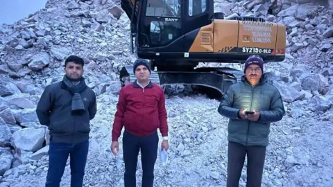 अवैध खनन के खिलाफ संयुक्त अभियान : पाटन के डूंगा की नांगल में 4 एलएनटी, 1 आईआर मशीन जब्त