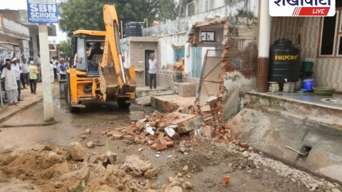 Sikar News: सड़क निर्माण में बाधक अतिक्रमण हटाया