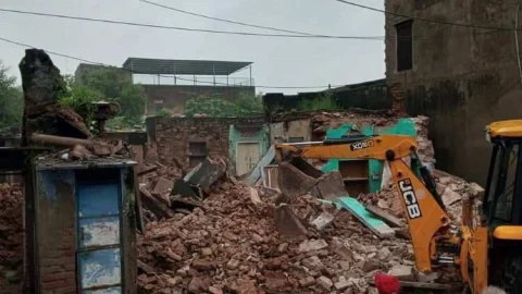 लगातार बारिश के चलते मकान ढहा