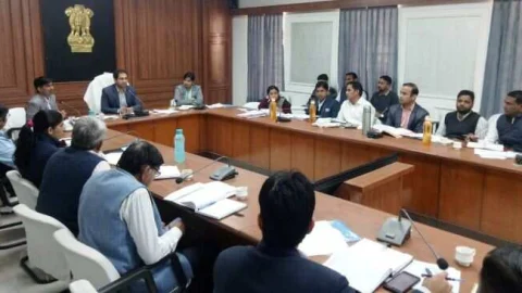 तहसीलदार सुनिश्चित करें कि पटवारी सिर्फ तहसील कार्यालय में नहीं बैठा रहे, अपनी ग्राम पंचायत में लगातार विजिट करें