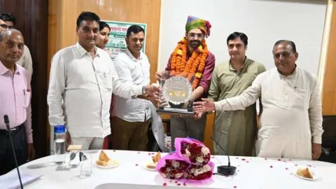 जिला कलक्टर कमर उल जमान चौधरी का स्थानांतरण होने पर नगर परिषद सीकर ने दी विदाई