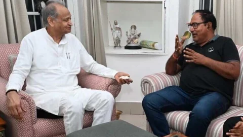 सामाजिक कार्यकर्ता पत्रकार सैनी ने की पूर्व मुख्यमंत्री अशोक गहलोत से मुलाकात
