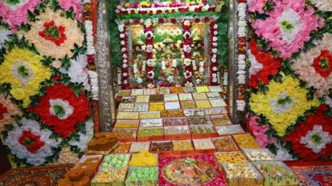 भगवान गणपति का छप्पन भोग की झांकी से सजा दरबार