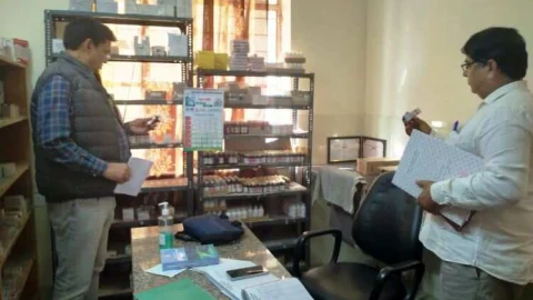 6 चिकित्सक, 5 नर्सिंग ऑफिसर, 9 कार्मिक मिले अनुपस्थित