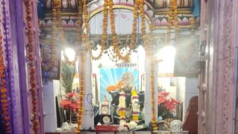 शनि देव के जन्मोत्सव पर तेल से अभिषेक कर सजाई छप्पन भोग की झांकी