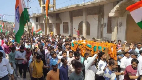 सीआरपीएफ जवान के सम्मान में निकाली तिरंगा यात्रा