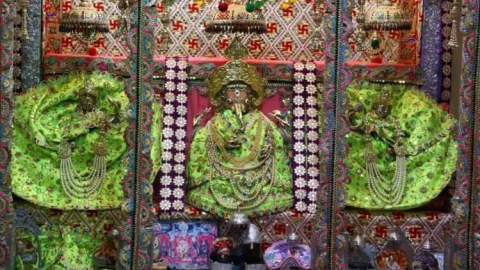 मोतियों की माला से सजा गणपति का दरबार