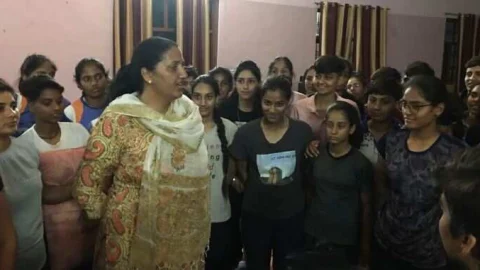 क्रीड़ा परिषद अध्यक्ष डॉ पूनिया ने खिलाड़ी बालिकाओं के साथ देखी फिल्म ‘चक दे इंडिया’