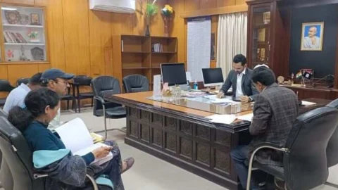 जिला कलेक्टर ने सार्वजनिक निर्माण विभाग के अधिकारियों की ली समीक्षा बैठक