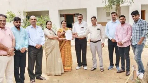 दिलावरपुर के दानदाताओं ने विद्यालय के विकास के लिए दिए तीन लाख बीस हजार रुपए