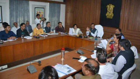 साप्ताहिक बैठक में अनुपस्थित रहने वाले जिला स्तरीय अधिकारियों को नोटिस जारी करने के दिए निर्देश