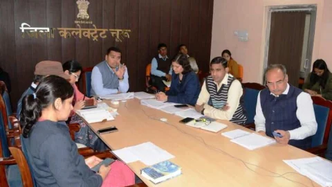 सरकार की मंशानुरूप प्रकरणों का निस्तारण कर आमजन को करें संतुष्ट – जिला कलक्टर