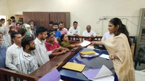 मेडिकल विभाग के कर्मचारियों ने मुख्यमंत्री के नाम उपखंड अधिकारी को सौंपा ज्ञापन