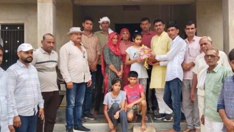 दसवीं कक्षा की जिला टॉपर दीक्षा का किया सम्मान