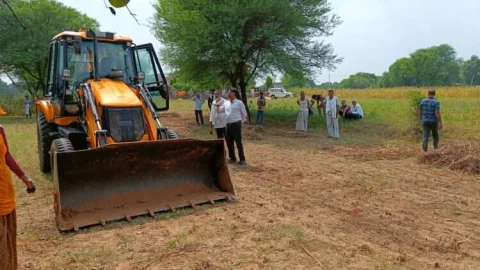 12 साल बाद कोर्ट से मिला रास्ता, तहसीलदार ने समझाईश से खुलवाया