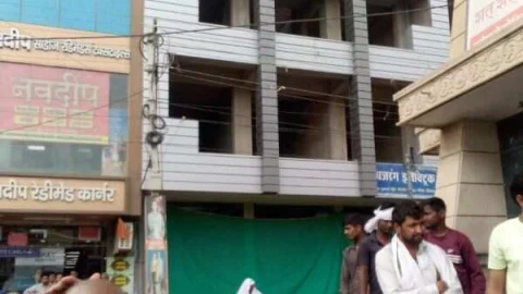 अवैध निर्माण के कॉम्प्लेक्स को सीज करने के बाद शहर में मचा हड़कंप