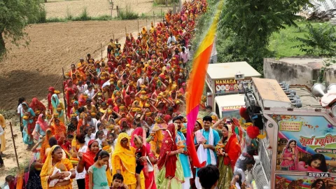श्री मारूति अंखड ज्वाला महायज्ञ का 1100 महिलाओं द्वारा भव्य कलश यात्रा से शुभारंभ