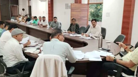 जिला कलेक्टर ने ली राजस्व अधिकारियों की बैठक
