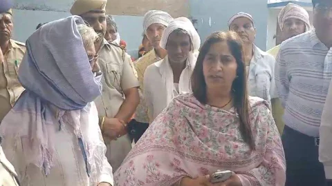 मृतक मतदान कार्मिक के घर पहुंची जिला कलेक्टर