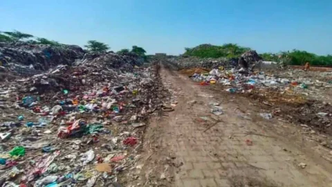 बारिश से डंपिंग यार्ड में जाने का रास्ता बंद