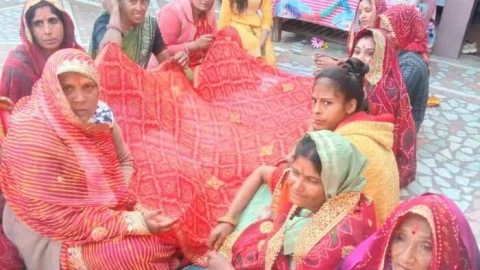 महिलाओं ने मंगल गीत गाकर लगाई मां शाकंभरी की चुनरी के बूंटियां