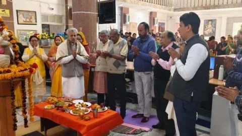 माँ सरस्वती का आशीर्वाद दिलाता है यश, मेहनत करें युवा – डॉ विनोद टिबड़ेवाला