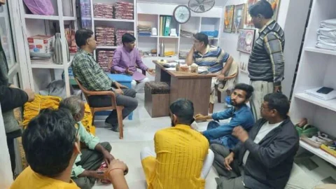 शिव बारात शोभा यात्रा को लेकर बांटे पीले चावल, दिया निमंत्रण