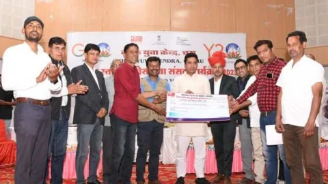 पर्वतारोही गौरव शर्मा एवं चूरू सांसद कस्वां ने युवाओं को जीवन में साहसी बनने का दिया संदेश