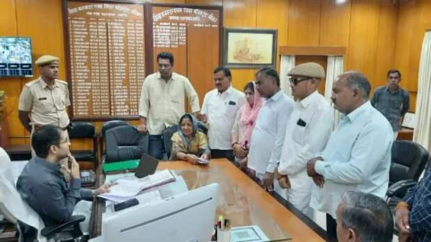 बासड़ी में स्टेट हाईवे बनाने पर पुराने मकानों को तोड़ने से रोकने हेतु जिला कलेक्टर को सौंपा ज्ञापन