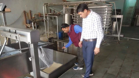 शुद्ध के लिये युद्ध विशेष अभियान में सरदारशहर में दूध के 4 नमूने लिये