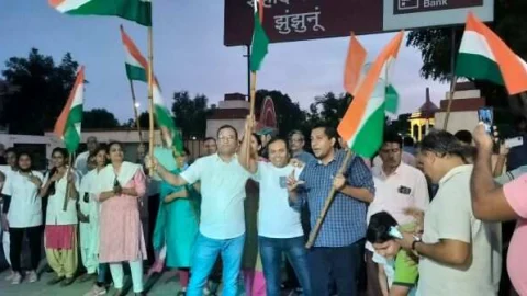 चंद्रयान 3 मिशन की सफलता पर शहीद स्मारक पर पटाखे फोड़ कर खुशी का किया इजहार