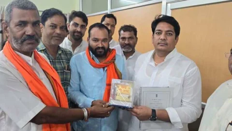 विश्व हिन्दू परिषद् एवं बजरंग दल ने सौंपा प्रभारी मंत्री को ज्ञापन