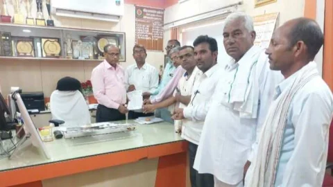 प्रतिनिधिमंडल ने नीमकाथाना में बड़ौदा क्षेत्रीय ग्रामीण बैंक के उच्च अधिकारियों को दिया ज्ञापन