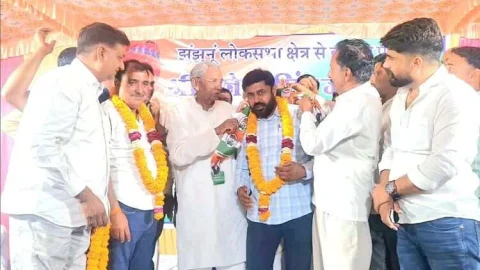 निर्दलीय जिला परिषद सदस्य पंकज धनखड़ अपने कार्यकर्ताओं के साथ कांग्रेस में हुए शामिल
