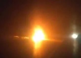 ईंट से भरे ट्रक का टायर फटा,ट्रक में लगी आग