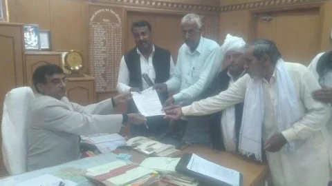 शीत लहर से बर्बाद फसल की गिरदावरी व मुआवजे को लेकर जिला कलेक्टर को दिया ज्ञापन