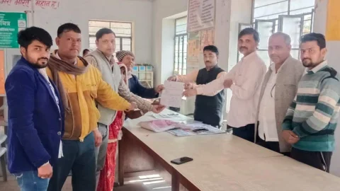 पदों को भरवाने हेतु मुख्यमंत्री के नाम दिया ज्ञापन