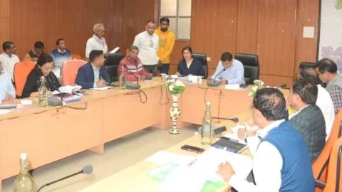 राजस्व प्रकरणों में हो समुचित कार्यवाही, समयबद्ध हो निस्तारण – जिला कलेक्टर