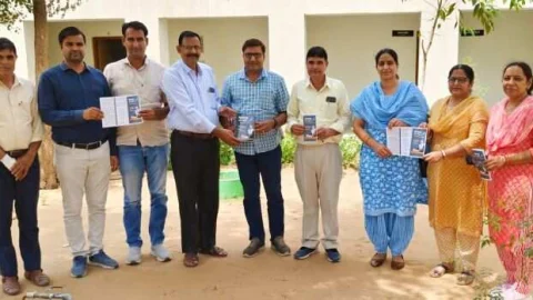 समसा कार्यालय में आनन्द झाझड़िया लिखित पुस्तक ” सफलता की सीढ़ी का विमोचन”