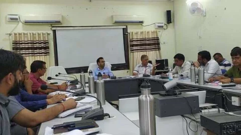 जिला कलक्टर डॉ खुशाल की अध्यक्षता में साप्ताहिक समीक्षा बैठक का आयोजन