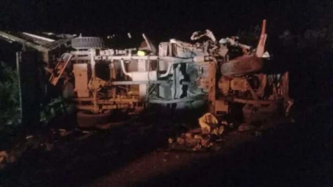 ट्रक की टक्कर से हाईवे पर कबाड़ से भरी पिकअप पलटी