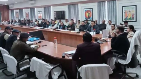 जिला कलेक्टर ने संपर्क पोर्टल पर लंबित मामलों के त्वरित निस्तारण के दिए निर्देश