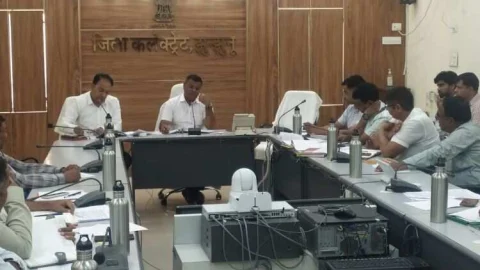जिला कलक्टर रामावतार मीणा ने ली राजस्व अधिकारियों की बैठक