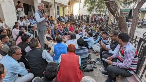 निलंबित किए गए शिक्षकों को बहाल करने की मांग को लेकर शिक्षकों ने घेरा उपखंड अधिकारी कार्यालय