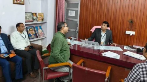 शासन सचिव शर्मा ने किया औचक निरीक्षण, निरीक्षण के दौरान 7 कार्मिक अनुपस्थित पाये गये