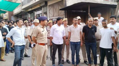 पुलिस प्रशासन जिंदाबाद के लगे नारे, पुलिस अधिकारियों का व्यापारियों ने किया सम्मान