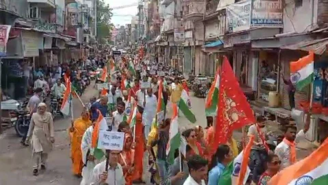 बांग्लादेश में अल्पसंख्यक हिंदू समाज के दमन के खिलाफ फूटा आक्रोश, निकाली रैली