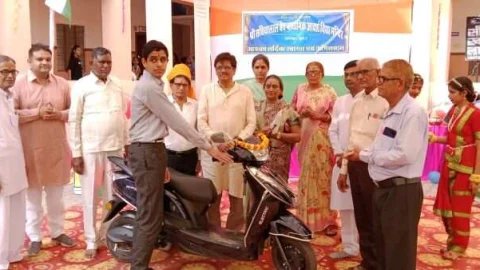 दसवीं बोर्ड में तहसिल टॉपर को विद्यालय भामाशाह ने स्कूटी प्रदान की