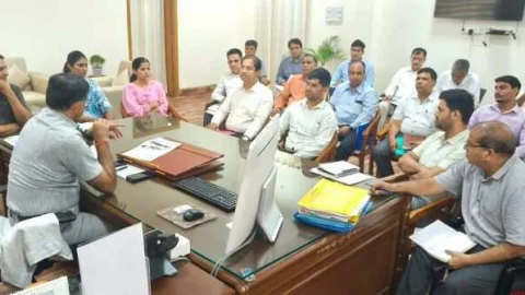 प्राप्त शिकायतों का प्राथमिकता के आधार पर गुणवता पूर्ण निस्तारण करे – जिला कलक्टर